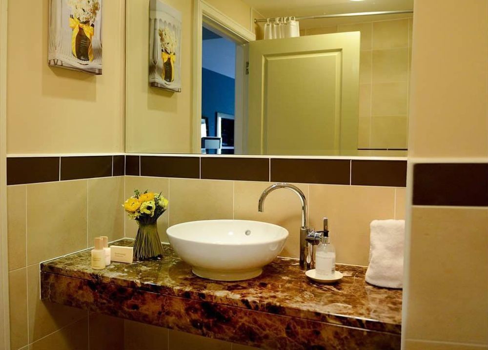 Burren Atlantic Hotel & Holiday Cottages Ballyvaughan Exteriör bild